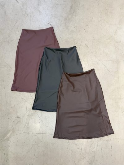 Pollera midi de cuerina