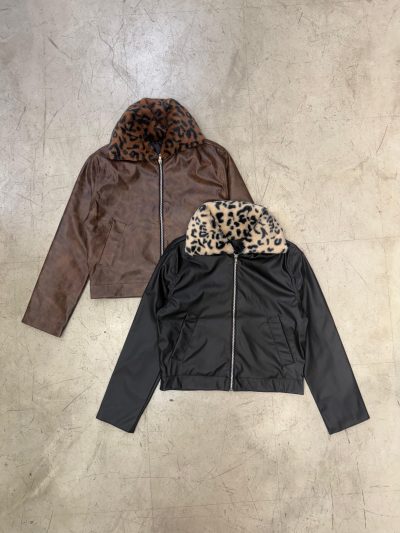 Campera de cuerina forrada con cuello piel - Imagen 2