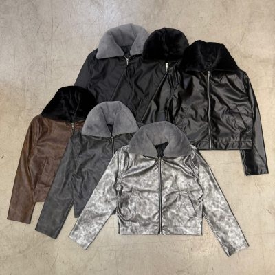 Campera de cuerina forrada con cuello piel