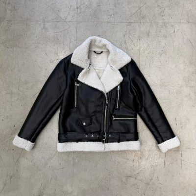 Campera de cuero forrado con boucle