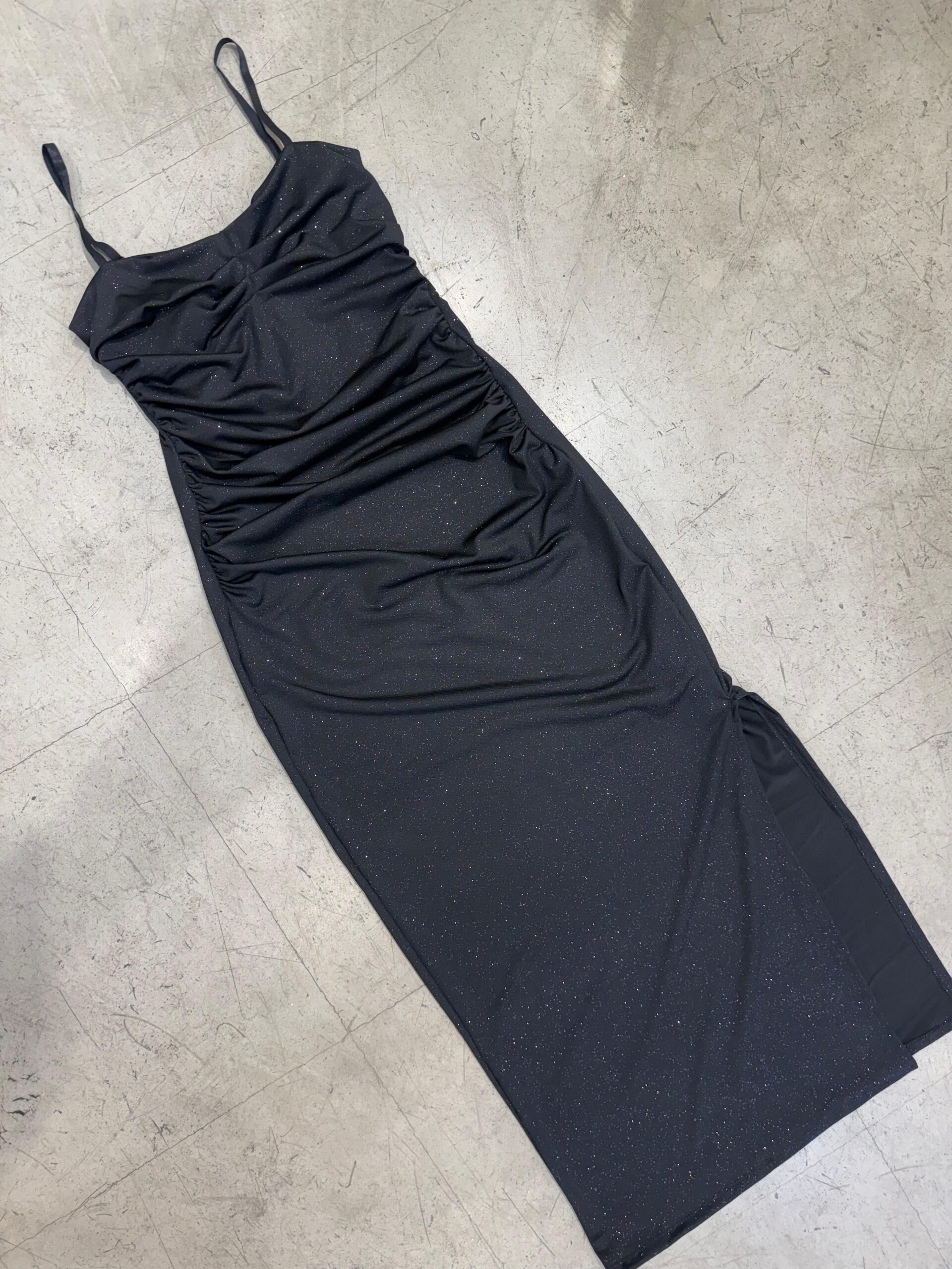 Vestido negro largo c/ frunce, bretel (microfibra glitter)