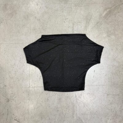 Remera negra hombros descubiertos c/ mangas (microfibra glitter)