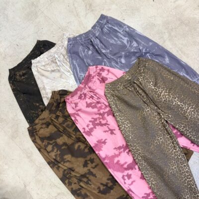 Pantalon Barrel Gabardina Estampada